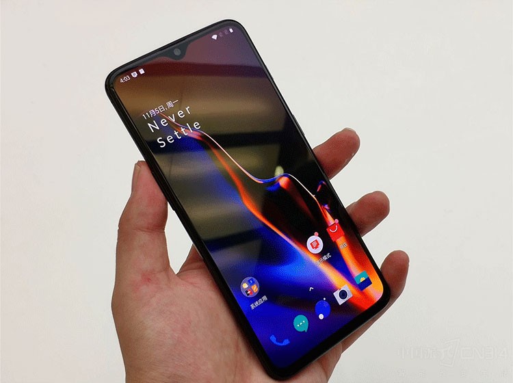 �������������һ��6T�����˷ǳ�Ư���ġ�ˮ��ȫ��������ƣ���Ļ����ֻ��һ��СС��ˮ����״�������������ľ�ͷ�ȵ�ԭ��������������ռ�ȴ��������6.41Ӣ�����ĻҲ�����˼��µ��Ӿ����顣