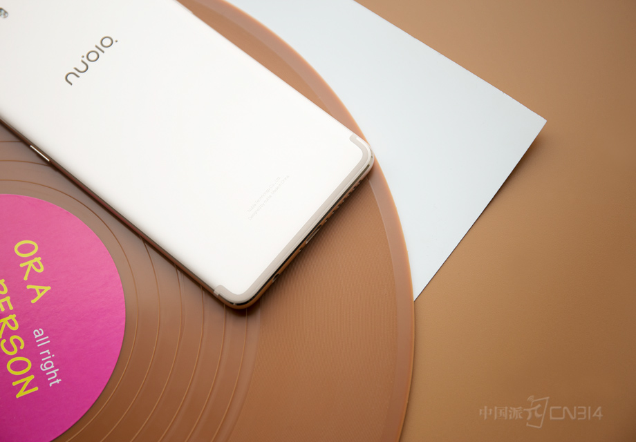 ���ڰ������Ҳ���¹���֮һ���ڰ���Ƭ��ɫ�ʸ��������Ӿ��������ǿ������ֱ�����úڰ�CMOS��������ĺڰ���Ƭ��Ӱ������ϸ�壻������ģʽ��ӵ��ʵʱ���ܾ�����ڣ����Ƶľ���оƬ���ݱ����Ĳ�ͬ�Զ����ھ����������Ψ�����յ�Ч����