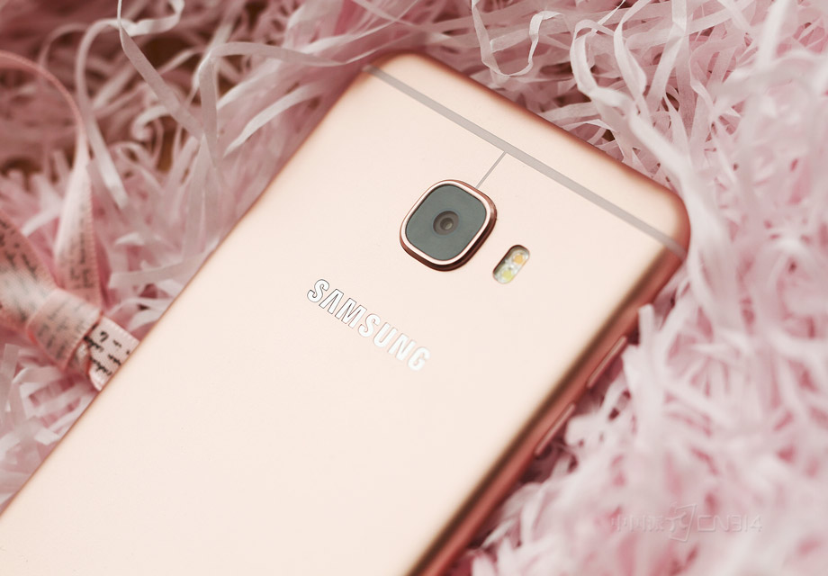 ��������ʹ��1600����������ͷ���䱸f/1.9���Ȧ����Ȼ��ͷ������Щ����͹���������˴��ţ�