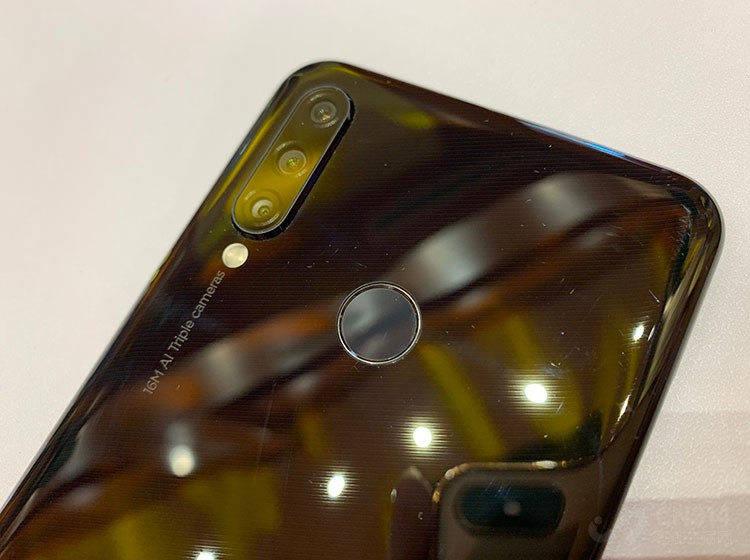 ThinkPad��Rollcage��ǿ��þ���Ͻ������ܣ�Ϊ���������ṹ�ṩǿ������֧�š�