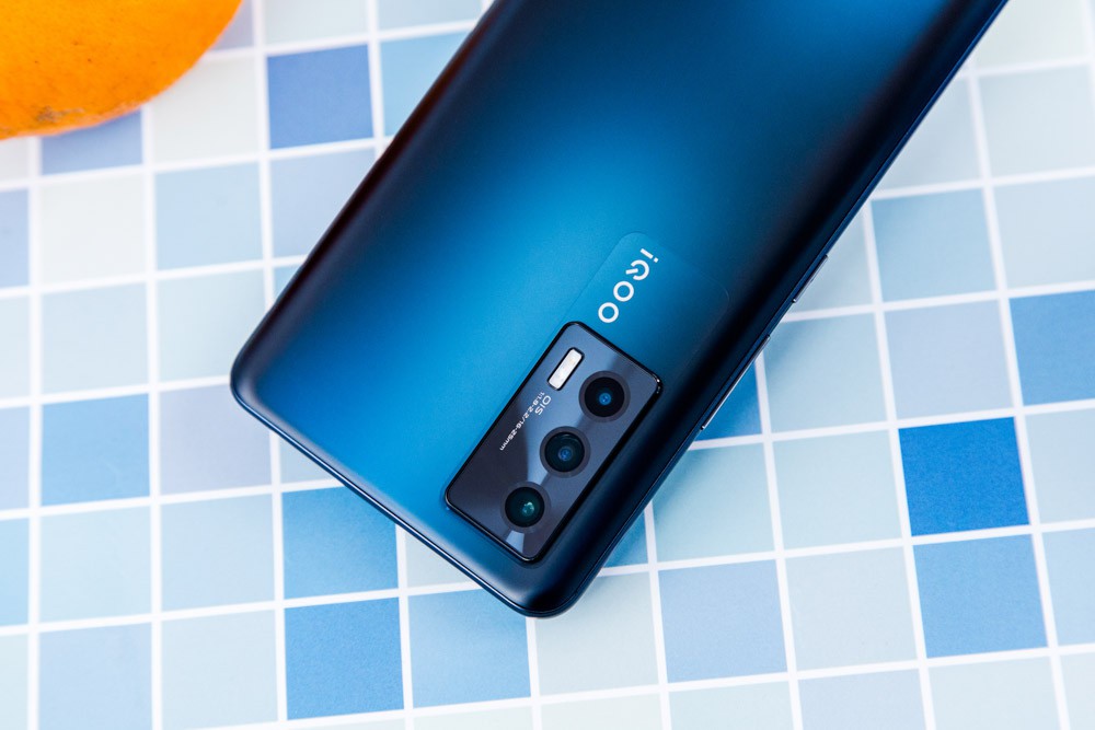 ͬ۷iQOO Neo5ĹҲƾǶȿȥп뱳νû˿϶ģΪһԼ۱ȻͣiQOO Neo5ϸҲ൱ˮƽȻһ壬㾵ͷģ鲿͹棬ҲƻС