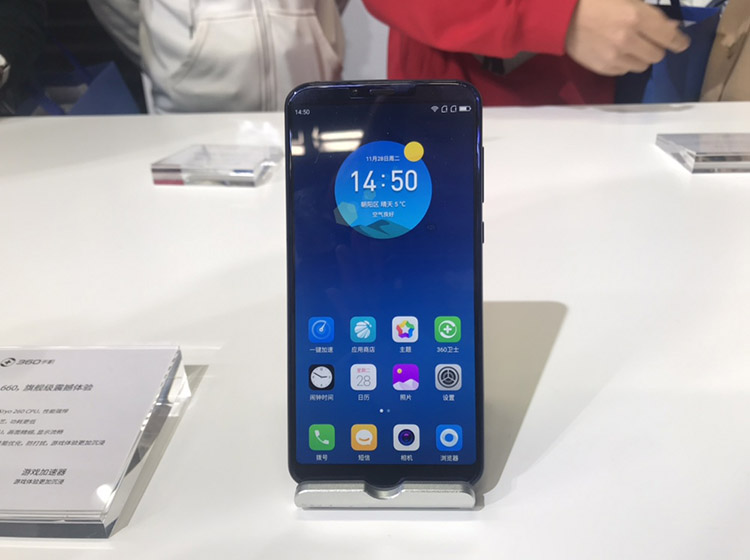 360�ֻ�N6 Pro������һ��5.99Ӣ���18��9����Ϊȫ��������ƣ��û��иߴ�84.5%����ռ�ȡ�