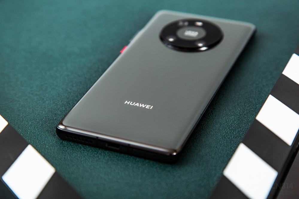 �������棬��ΪMate40 Pro�ĳ�����ͷ������Ǳ��ʽ��ѧ�佹�Ľṹ��ƣ�֧��10����ϱ佹��50�����ֱ佹��