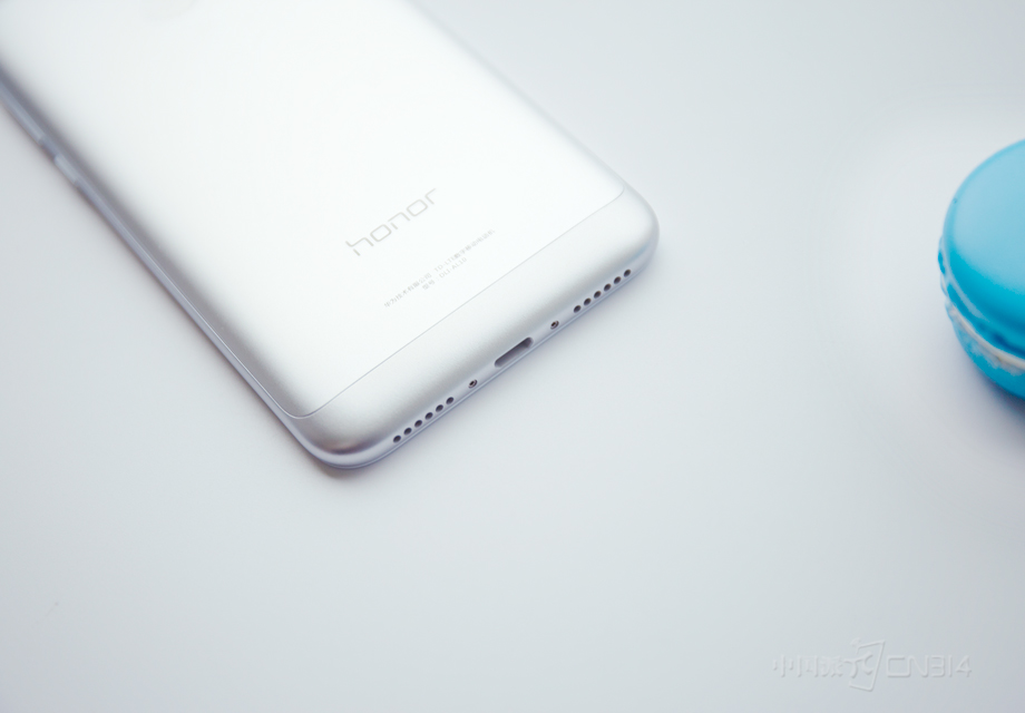 �����ײ����棬��ҫ����6A�����˶ԳƷ�����ƣ����Ŀ���ΪMIC���м����Micro USB�ӿڣ��Ҳ������������