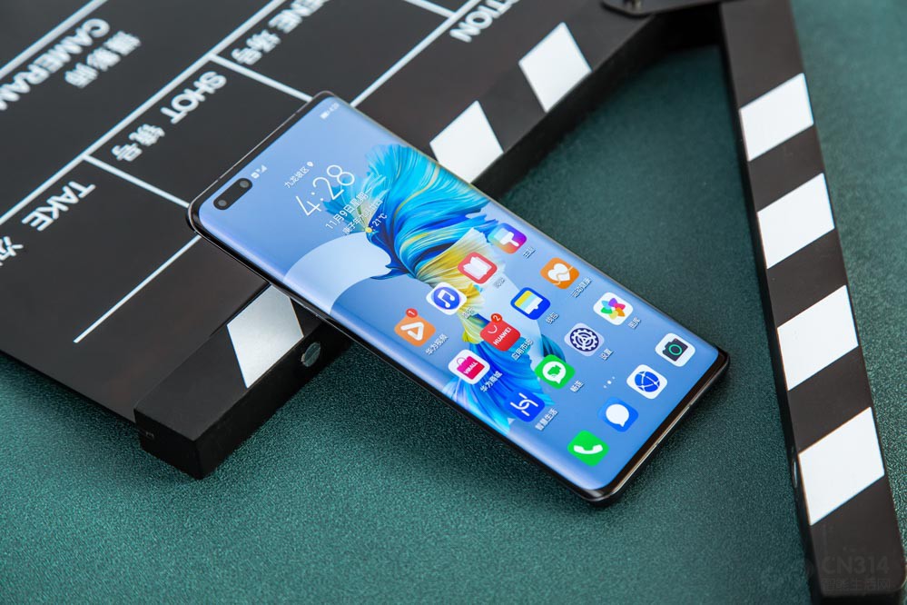 ���⣬��ΪMate40 Pro֧��90Hz��ˢ���ʺ�240Hz���ز����ʣ���߹��ĺ�ˢ�����飬�ݷ������������˵Ľ��ܣ�120Hz��Ļ��90Hz��Ļ�ڴ󲿷ֳ����е������಻����Ϊ�Ѿ����������۵��ٽ�ֵ��������ȴ�кܴ�Ĳ�����Ի�Ϊ��ʵ�ʳ���ֻ��Mate40 Pro�䱸��90Hz��Ļ��