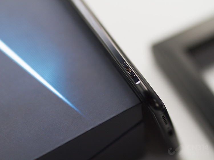 ��һ�����������������εĲ���ģʽ���ֻ�һ��߿�����˼��������Ŵ���ʽ��Monster Touch��������������Ϸ�г䵱��Ϸ�ֱ���L��R��������Ϸ���̿���ʹ����ָ�����в����������ںܶ���Ϸ�ж��������һЩ�Ƚϸ��ӵĲ�����������е���æ���ҡ�