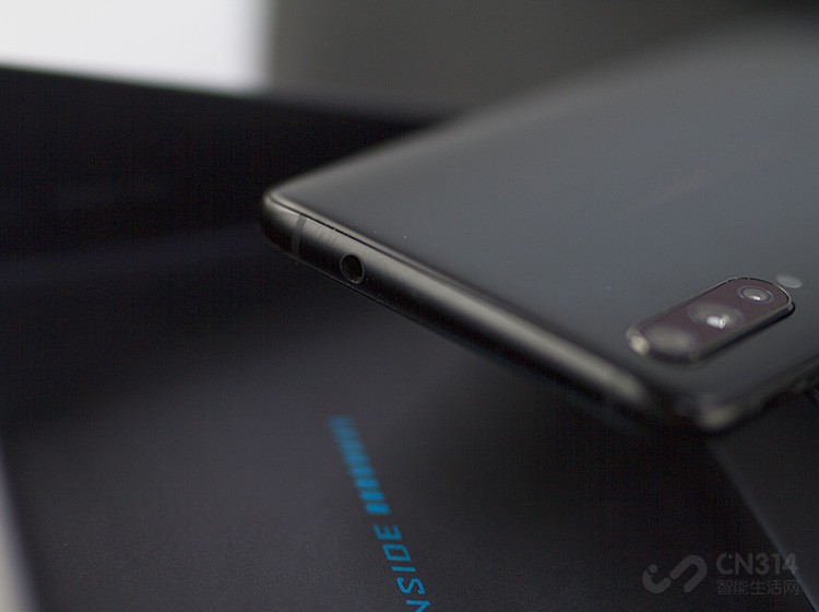 iQOO���ۼ�2998Ԫ������Ӧ��6GB+128GB�汾��֧��44W��䣻8GB�����ڴ�İ汾3298Ԫ���ۣ���������4298Ԫ�������Ҫ�����������Ϸ��iQOO��ʵ�Ǹ��ܺõ�ѡ��������8GB+128GB����汾��Ӧ�ú������ҵ��������㡱�ġ�������Ϸ�Ļ����ˡ�