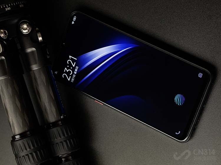 ��Ļָ��Ŀǰ��˵���ж˻�����Ȼ�Ƚ��ټ���iQOO Neo�ųƲ����ˡ���һ������Ļָ�ƣ���֪�Ƿ���iQOO����ͬ��ģ�顣��ʹ��Ч��������iQOO Neo����Ļָ���ڽ����ٶȺ�׼ȷ���϶����콢����ˮ׼��