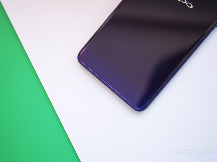 �ڻ������£�����ɫ�Ľ������ɵײ����򶥲����ӣ��·�������������׵��ǿգ������������롣