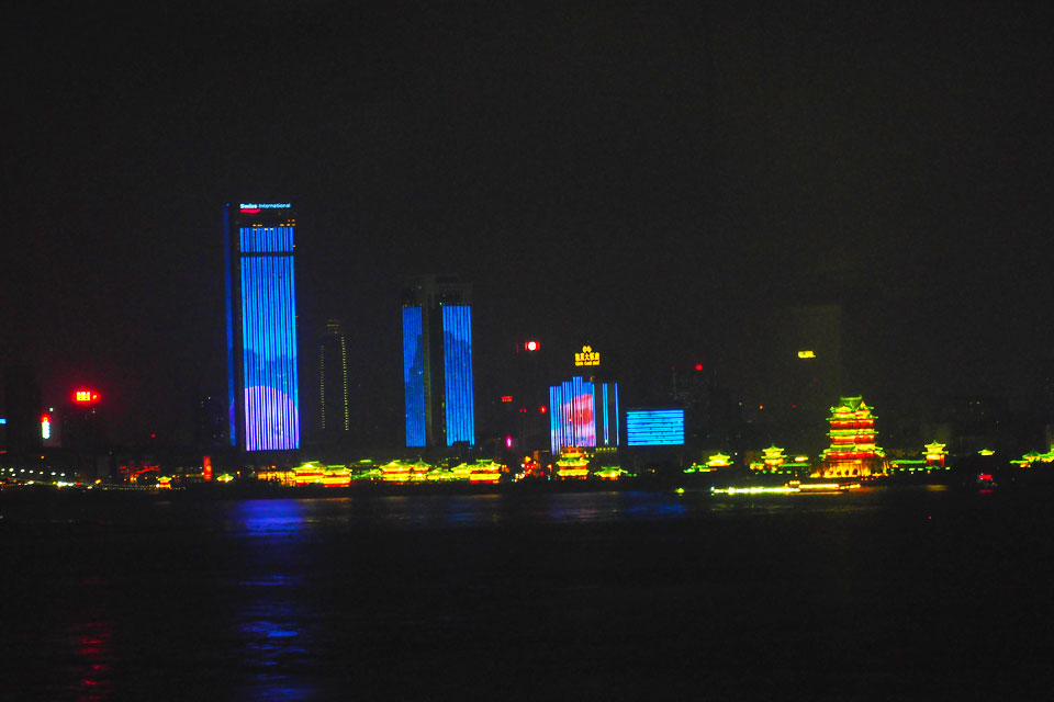 ��ivvi�����ˣ��������ð���ͨ���硱����11��19�������ϲ��ӽ�һ������8���296������ͬʱ����������������һ���ر�ĵƹ���΢��Ӱ