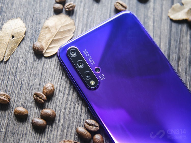 ����4800�����صĳ�������ģ�飬���������ӵ�и��õĽ����������Ÿ���һ���ǳ���Ǿ�ͷ����ʵ�ֳ�������㣬ͬ�Ⱦ�����ӵ�и���Ļ����������������һ��΢�ྵͷ�����κ�΢С���ﶼ���ӡ����ۡ�����һ��Ϊ���ͷ��ͨ��ǿ����㷨�Լ�ISP���黯Ч����Ϊ��Ȼ�����⣬�ֳֳ���ҹ��ģʽҲû����nova5 Pro��ȱϯ��������ҹ��Ҳ�����������Ƭ��