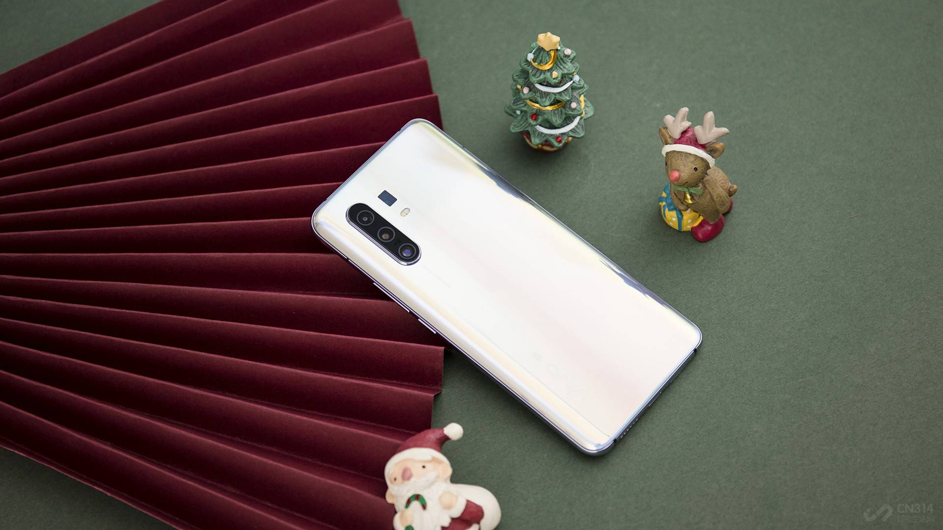 �ڱ�����ɫ�ϣ�X30 Pro����ʯ����ơ���������Ѥ������ɫ���˴������õ��������������������ͬ��������������ͬ�Ĺ�â���߿�Ҳ�����˸߹����Ͻ�߿����CNC�и�գ���΢����Ͳ����ֱ�Ӵ����˱߿�CNC�и�ı�Ե�����ѶȺܸߣ��������ֻ����ʸп���ȥ�ǳ��ĸ߼���