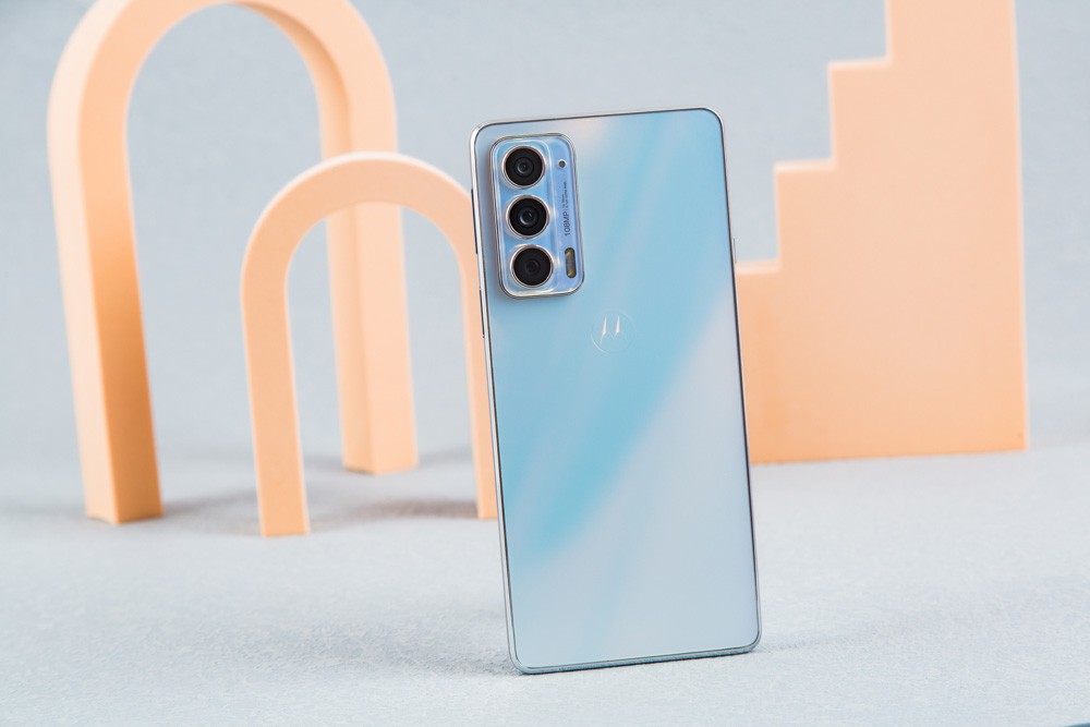 һֻĺȻ7mmȴ൱޵ֵḻǿܣ᲻ĶĦ·edgeݰĲƷû778GоƬһؾͷ30佹144Hzˢ10ɫĻͬʱȻ6.99mm˱163gӯΪʱᱡ5Gֻ֮һ