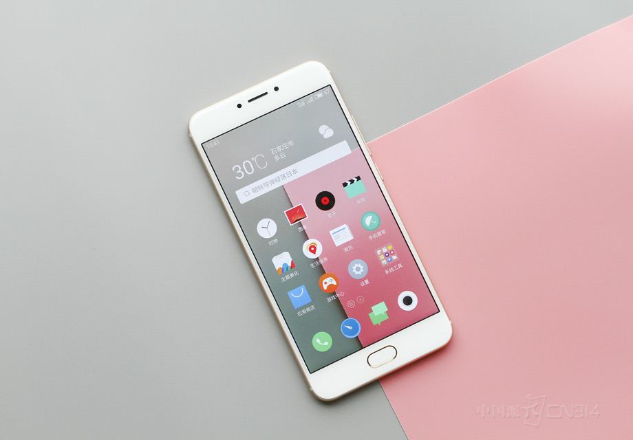 ����MX6����5.5Ӣ��1080p��Ļ����Ȼ��û��ǿ���Լ��ı߿���ȣ�����3.36mm�ı߿��Ӿ�Ч��Ҳ�Ƿǳ����޵ġ�