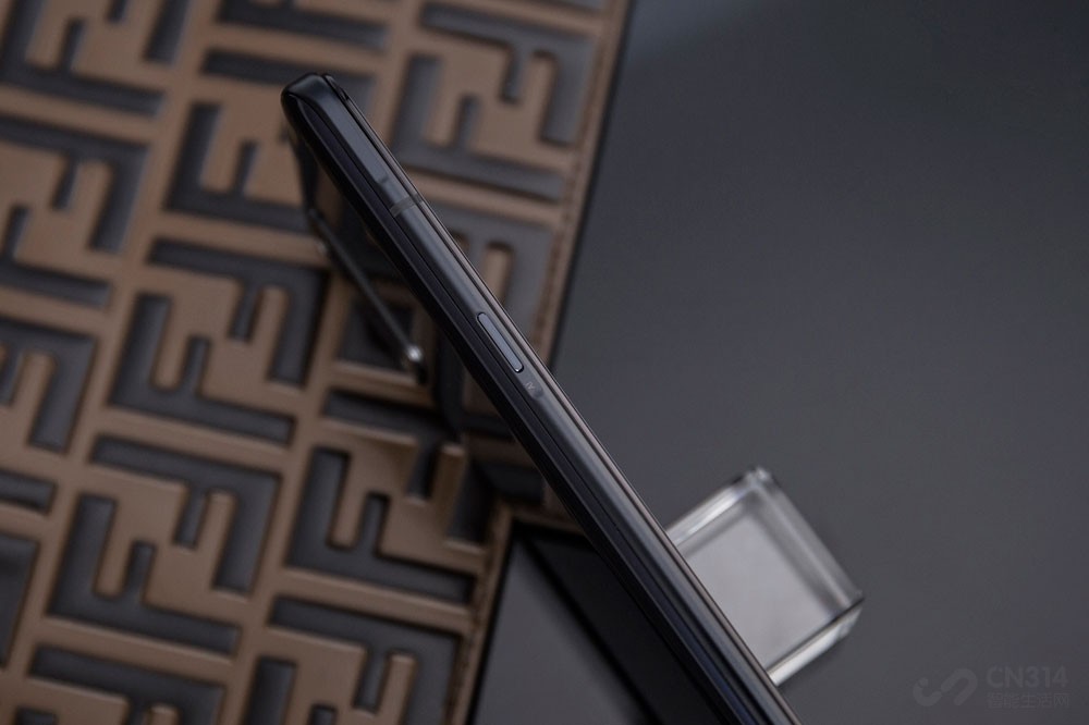 ��˵�������������˵ģ�iQOO 3Ҳ�����⣬�û��˱��Ļ����൱���ͣ����ұ����˸û��ĵ������Ҳ���൱�ɹ۵ģ������������������˵��