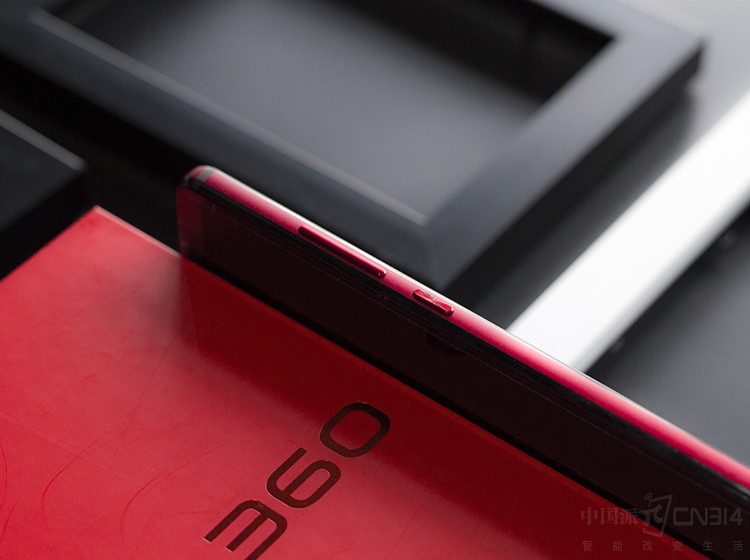 ֵ��һ����ǣ���Ȼ����4000mAH���أ����ֻ�ӵ�г�ɫ�������������������Ȼ�ǳ��˱�����Ƚ�Ϊ7.7mm���ճ��ָг�ɫ��