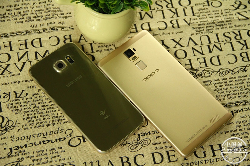 三星S6(左)对比OPPO-R7Plus(右)背部对比.jpg