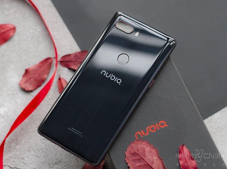 努比亚Z18对上小米8 谁的全面屏最动人?