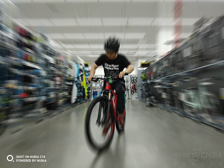 努比亚Z18与小米8对决 两款旗舰谁更出色