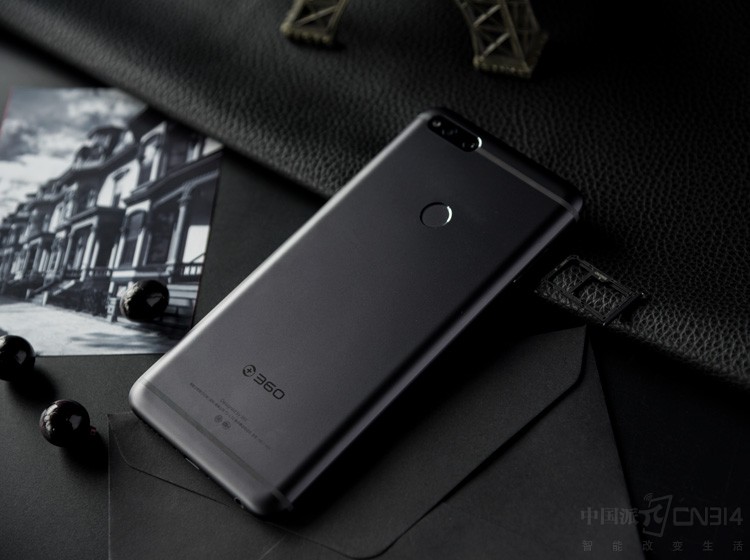 360手机N7评测 连续吃鸡6小时不歇菜!