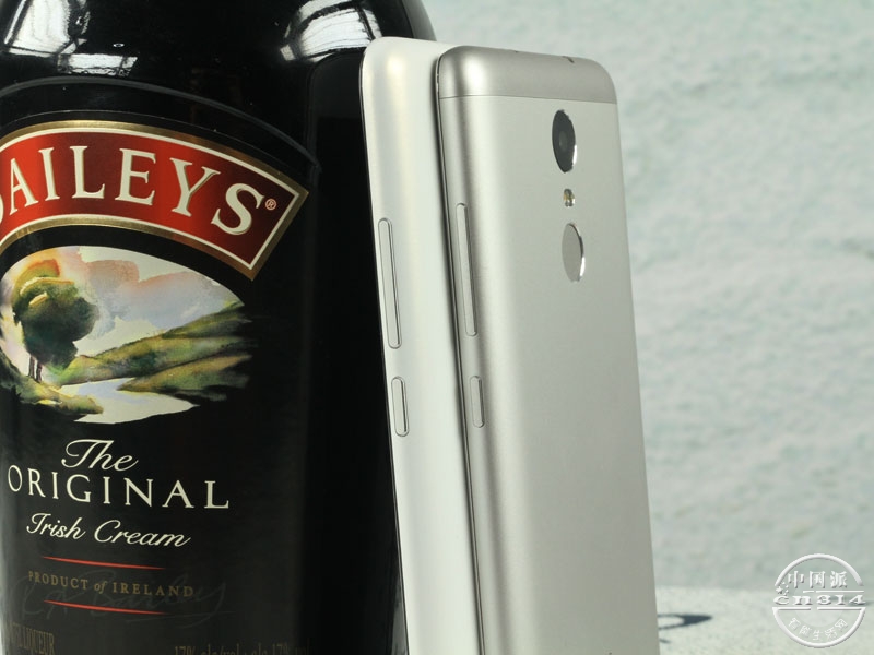 ����metal�ͺ���Note3�İ���ʽ��ƣ�������metal���Һ���Note3��