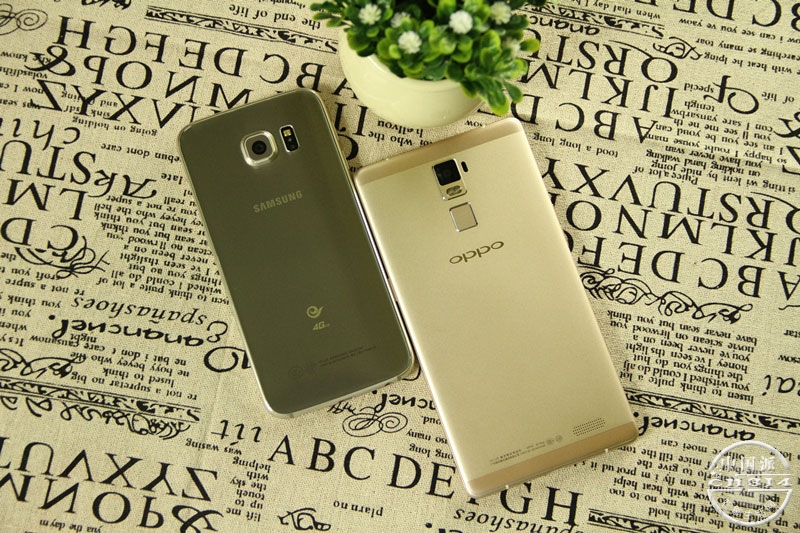 三星S6(左)对比OPPO-R7Plus(右)背部对比2.jpg