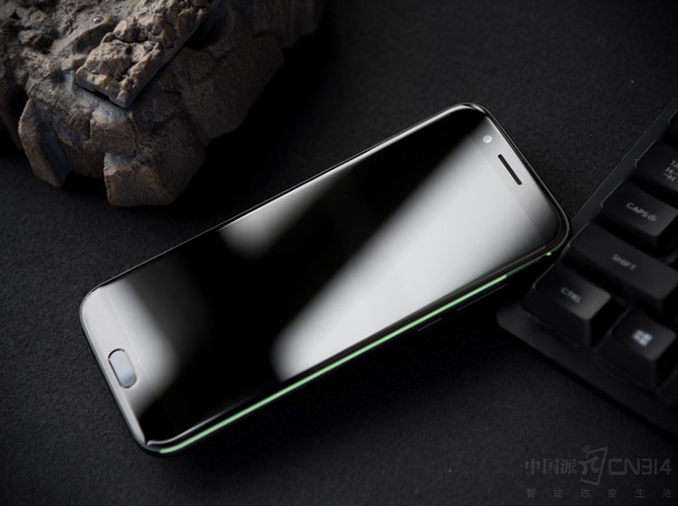 红魔VS黑鲨 两款热门游戏手机谁更炫酷?