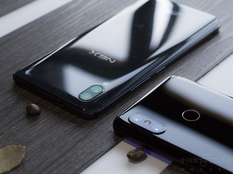 小米8对比vivo NEX 全面屏游戏续航哪家强