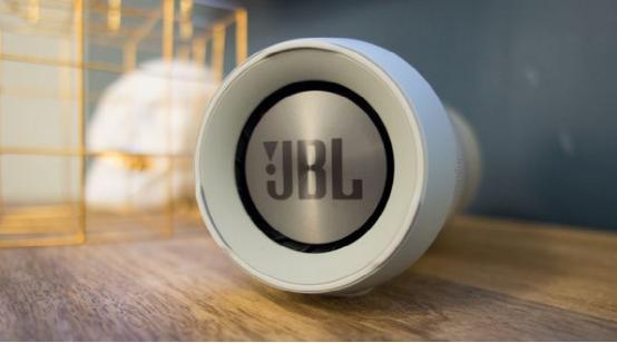 JBL Charge 2+�������������飺С�����ʳ�ɫ