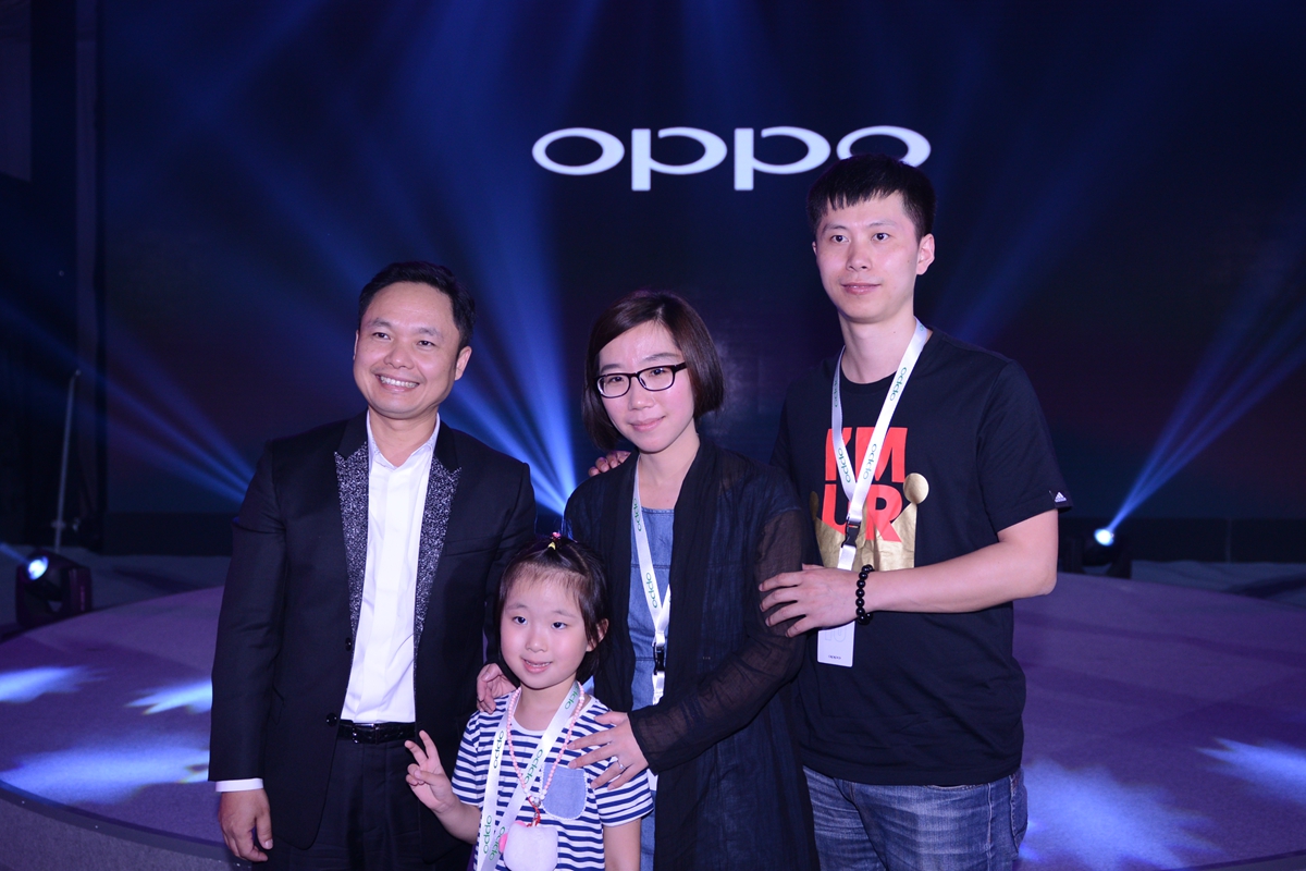 2OPPO CEO Tony��OPPO��ʵ�û���Ůʿһ�����к�Ӱ.JPG