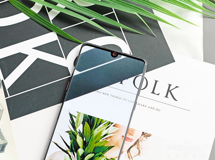 屏占比或将创造新记录 努比亚X31日发布!