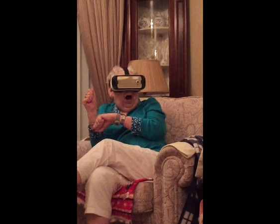 VR真不适合老人玩 外国老奶奶差点吓破胆