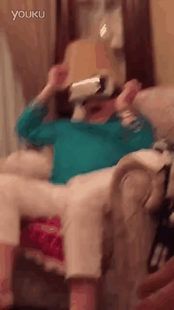 VR真不适合老人玩 外国老奶奶差点吓破胆