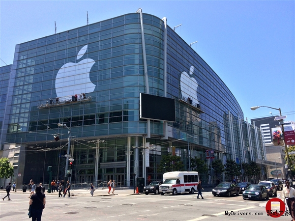�ֳ���ͼ̽Ӫ��ƻ��WWDC14�᳡װ��һ��