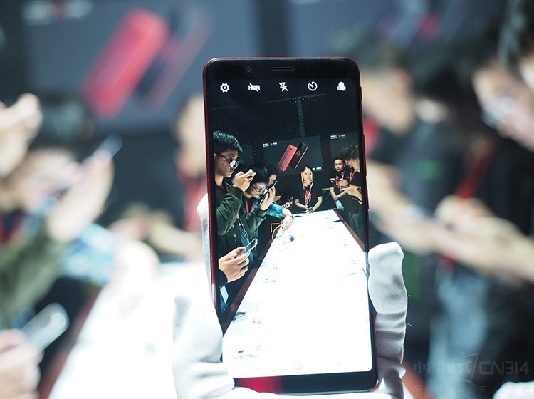 四重散热技术加持 红魔手机让你畅玩游戏