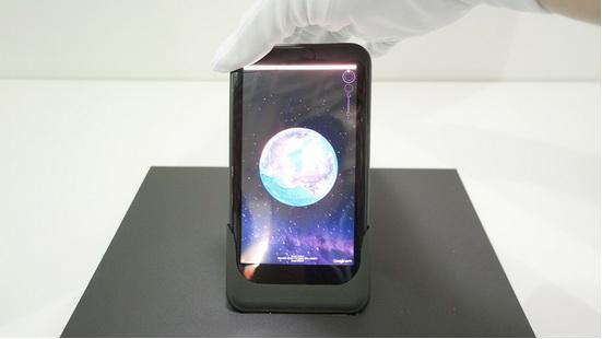 友达展示新柔性屏:可通过弯曲机身控制应用