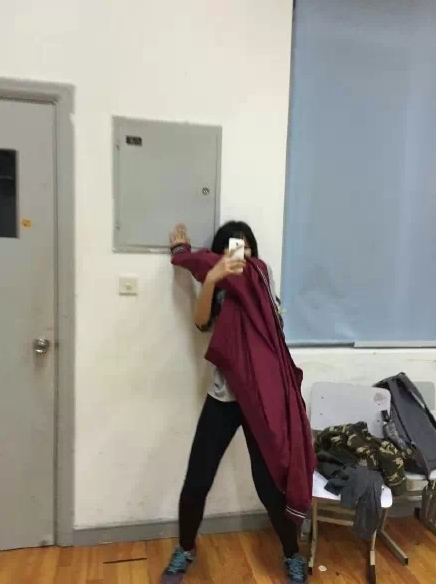 �������������Ȧװ������һ���ˣ�
