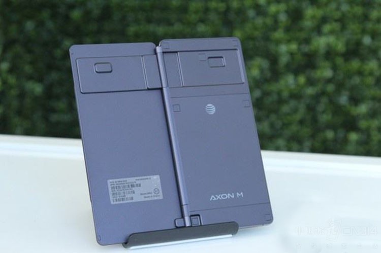 中兴双面屏天机Axon M发布 百万人气围观