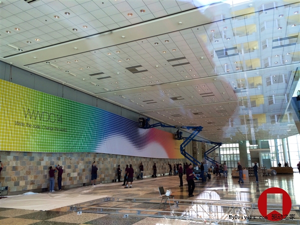 �ֳ���ͼ̽Ӫ��ƻ��WWDC14�᳡װ��һ��