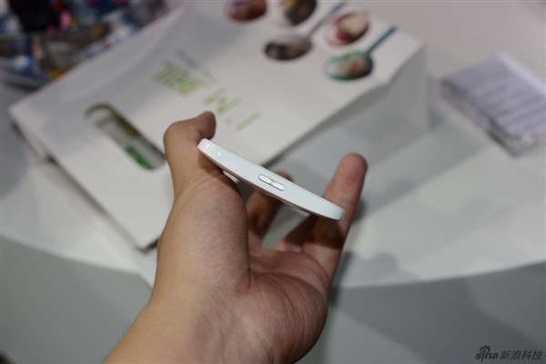 �۸��޵��� HTC Oneʱ�а����ͼ��