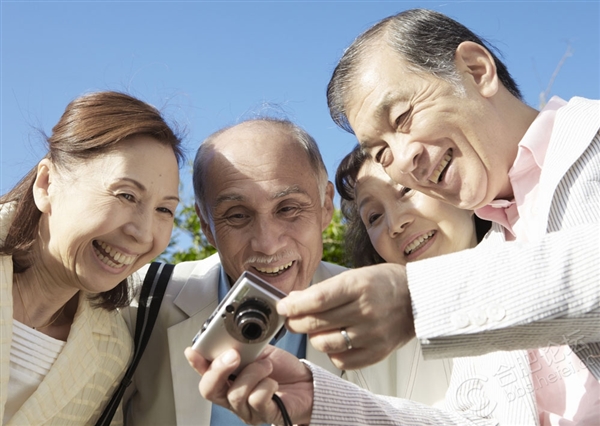 老年大学招生排长队 智能手机班报名最火爆