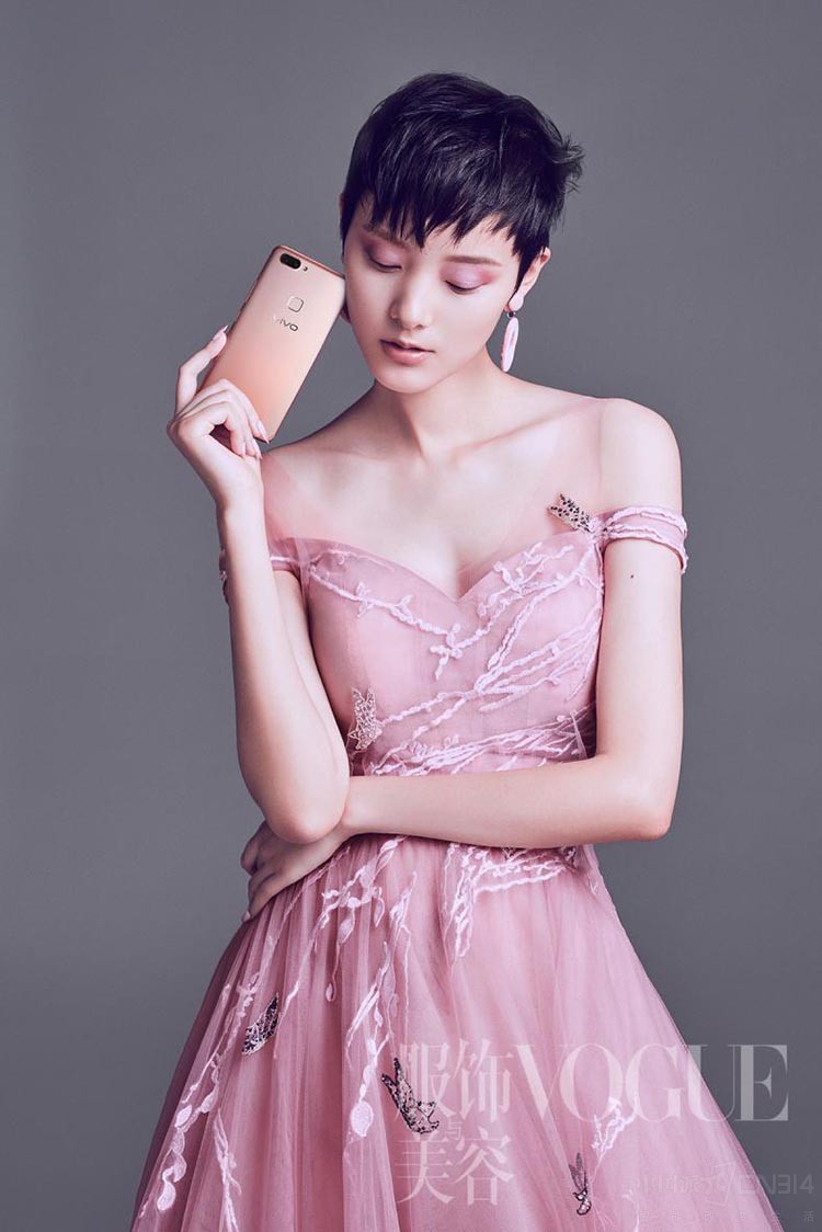 vivo联手VOGUE推出vivo X20梦幻粉大片