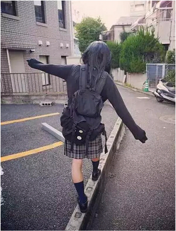 �������������Ȧװ������һ���ˣ�
