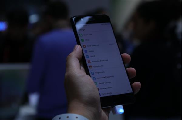 5000也买!华为新旗舰P10体验:草木绿配色亮了