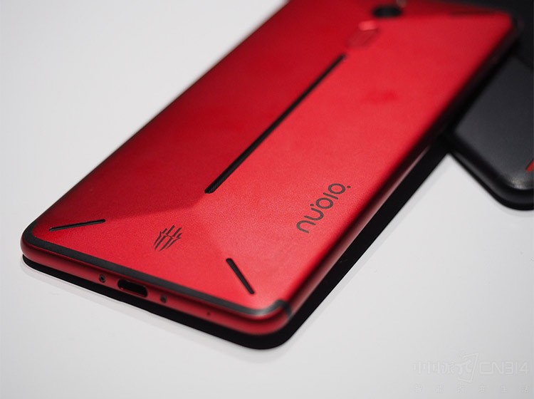 四重散热技术加持 红魔手机让你畅玩游戏