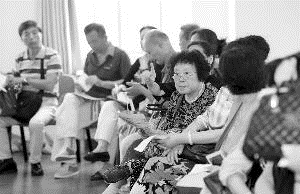老年大学招生排长队 智能手机班报名最火爆