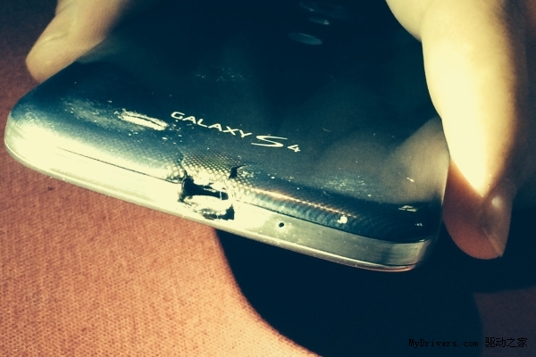 Galaxy S4���ս���HTC��̨M8