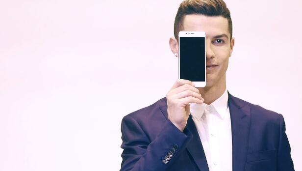 C罗努比亚海报大揭秘:居然是这样拍的!_中国派