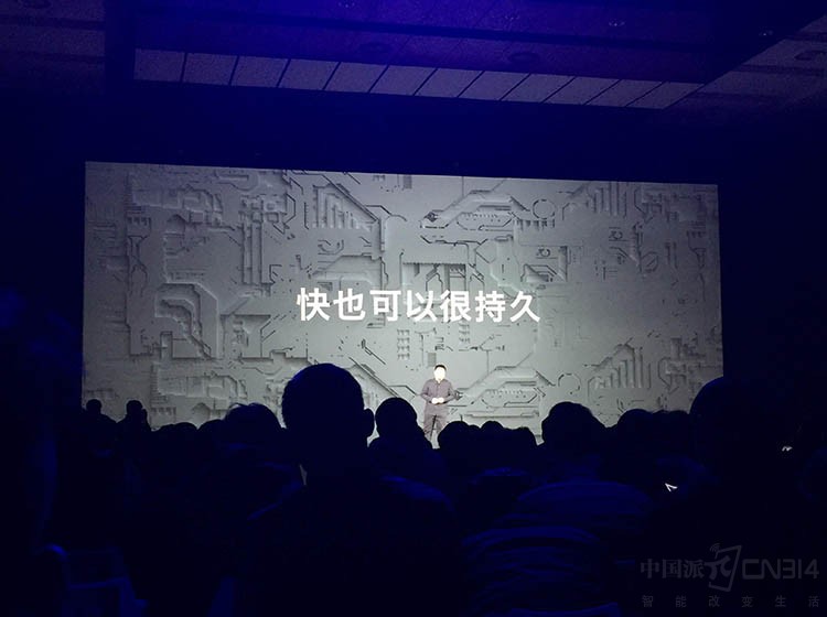 一代神机360 N6发布 这是买充电宝送手机?