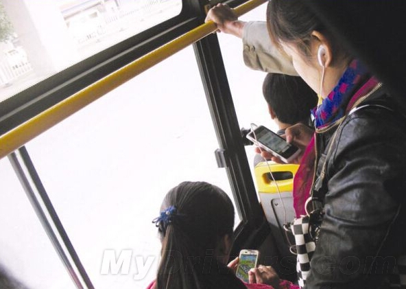 女孩公交车玩手机未让座 老人暴打一耳光